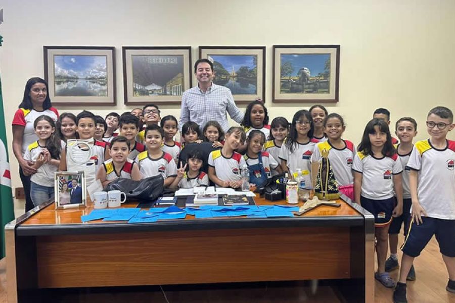 Alunos da Emeb Conrado Caldeira visitam gabinete municipal